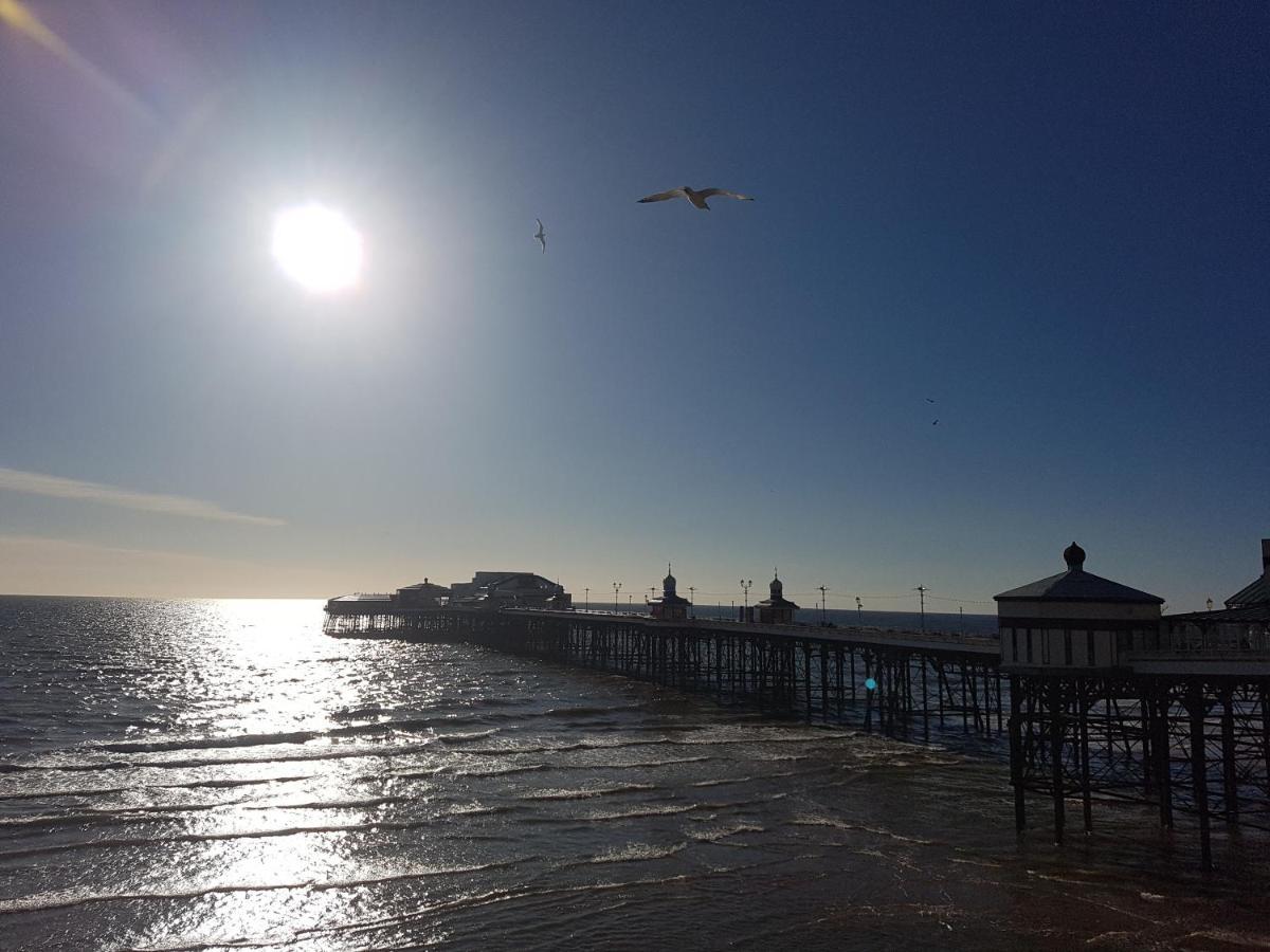 Gabrielles Bed & Breakfast Blackpool Bagian luar foto